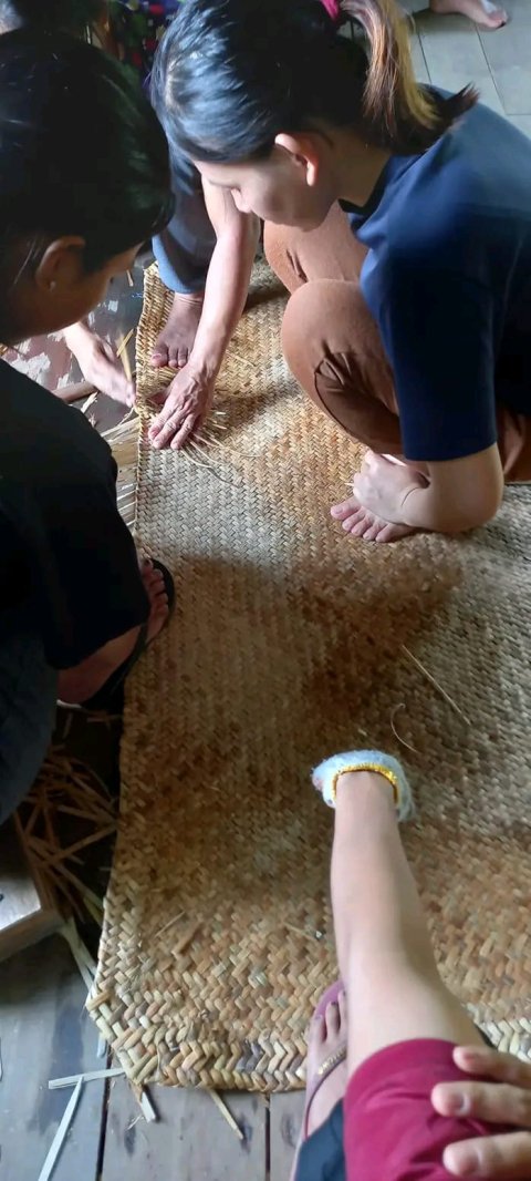 menganyam tikar