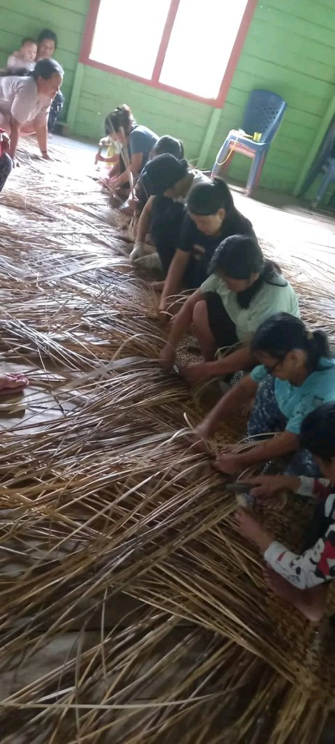menganyam tikar